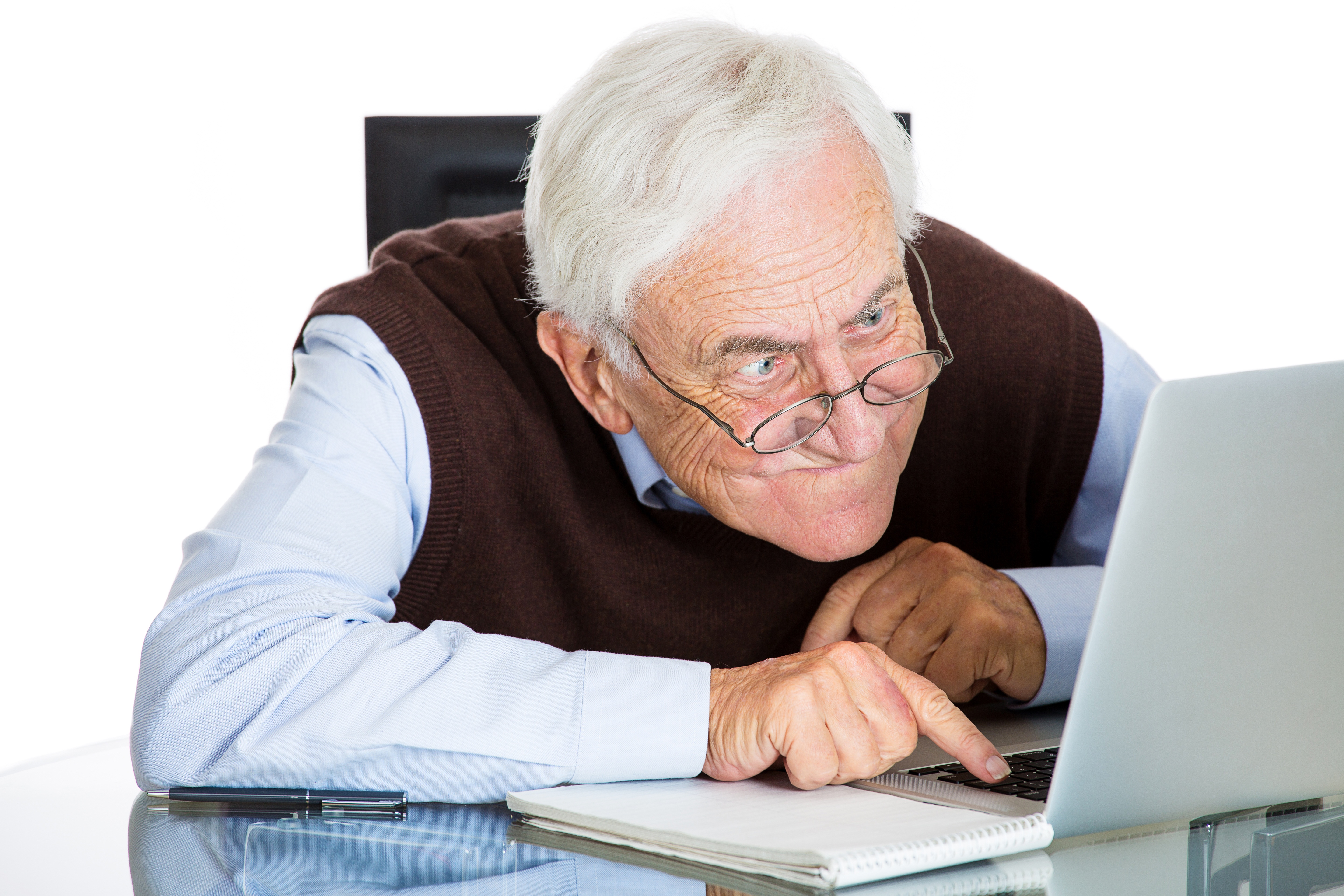 Пенсионер. Пожилой человек за компьютером. Пенсионеры в интернете. Старики и компьютер.